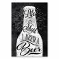 Preview: Schwarz-weißes Poster mit Bierflasche und dem Spruch "Life is Short I Need a Beer" im Kreidetafel-Stil.